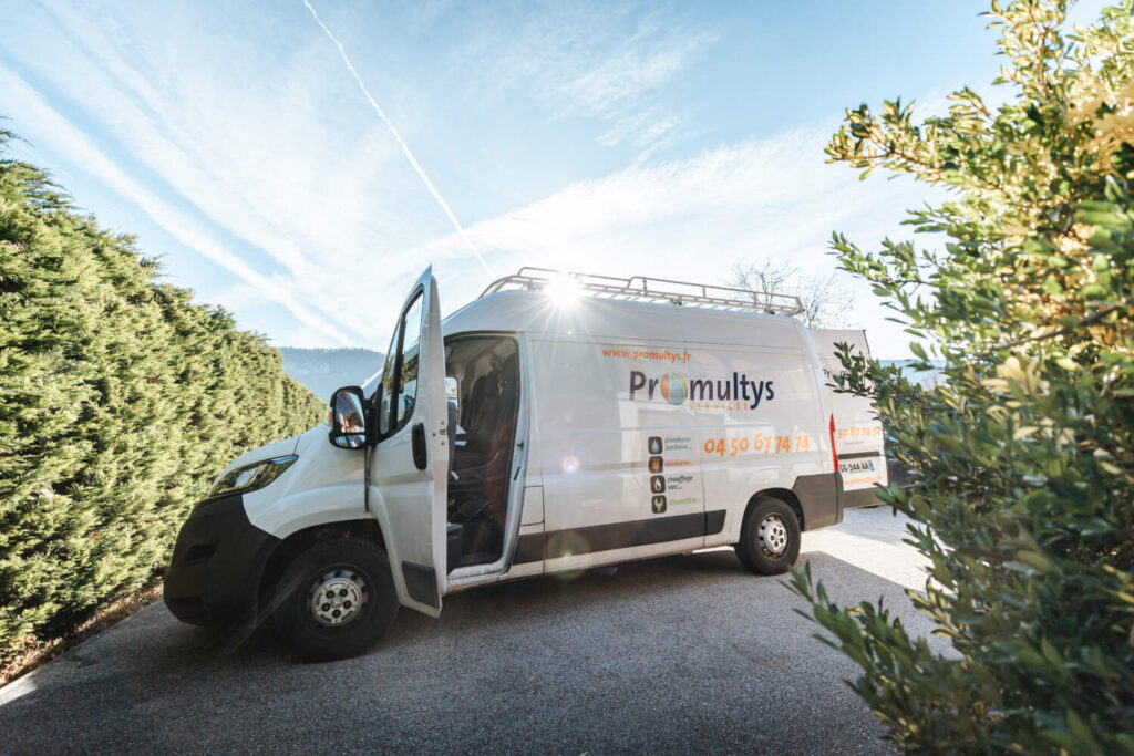 Photo d'un camion de l'entreprise Promultys Vos professionnels en chauffages et plomberie à Annecy en Haute-Savoie à votre écoute